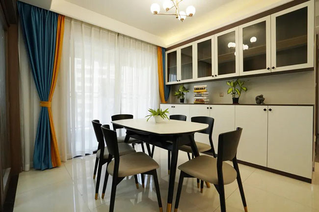 現(xiàn)代簡約三室兩廳，裹著裊裊茶香，演繹優(yōu)雅的生活格調(diào)